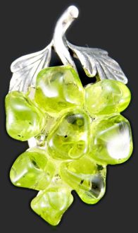 Uvas en plata y olivina